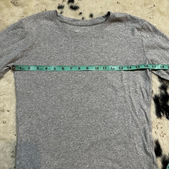 GAP Girl’s Gray Crewneck Long Sleeve Tee Shirt Size Medium - Picture 2 of 8